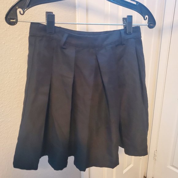 Black O-Ring Chain Pleated Skirt - Picture 3 of 10